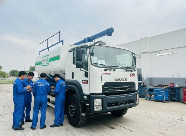 Xe Bồn Chở Cám ISUZU FVR E5