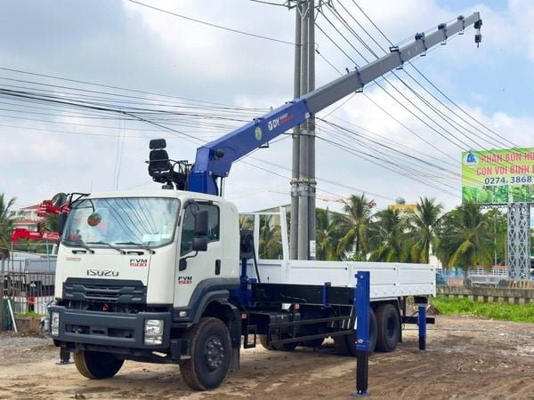 Isuzu FVM gắn cẩu Dongyang SS2037 là xe tải 3 chân 6x2