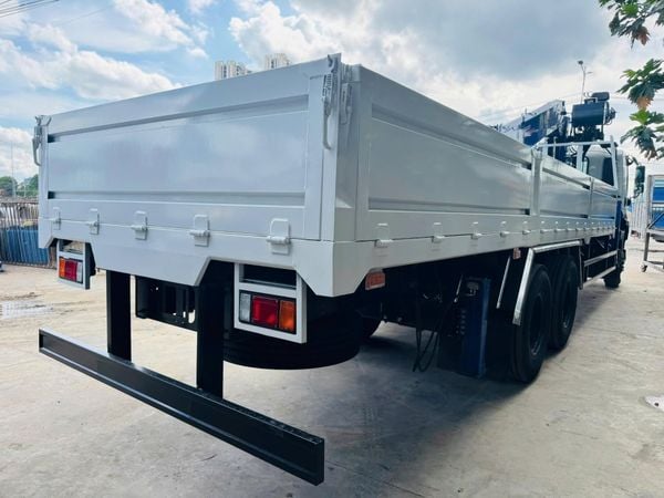 Isuzu FVM gắn cẩu Dongyang SS2037 là xe tải 3 chân 6x2