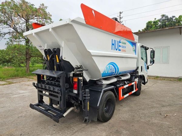 Ô tô chở rác 5 khối Isuzu