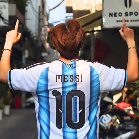  Bộ Quần Áo Bóng Đá Thái Lan - Đội Tuyển Argentina Sân Nhà 26/27 Sọc Trắng Xanh Da bản PLAYER + In xịn 