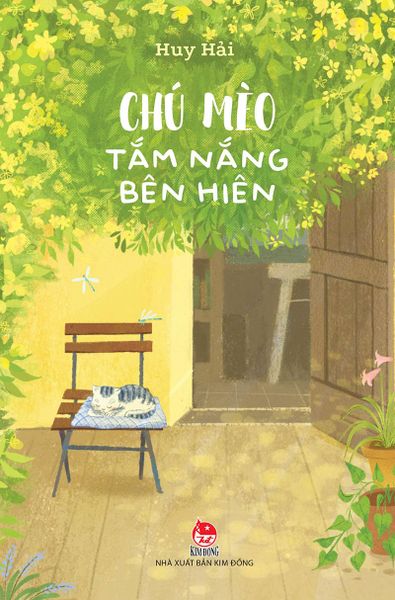 Chú mèo tắm nắng bên hiên