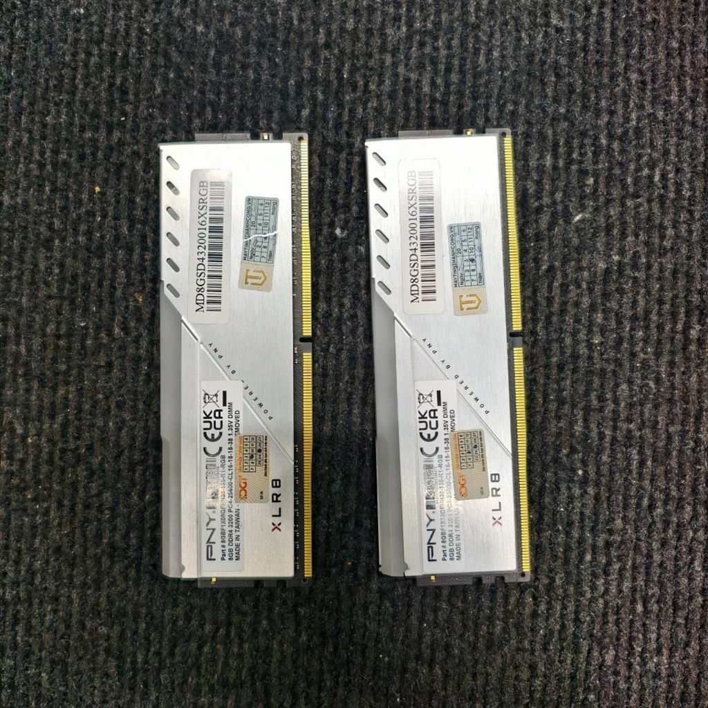 RAM DDR4 PNY XLR8 Gaming 8GB 3200MHz RGB Silver USED
