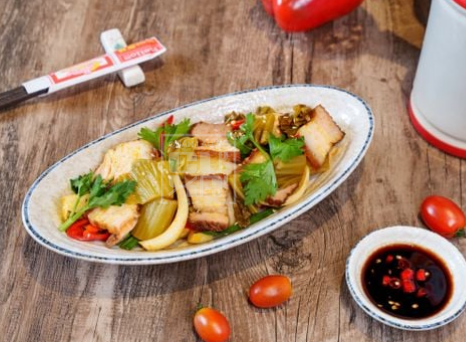  Heo Quay Da Giòn Xào Cải Chua 
