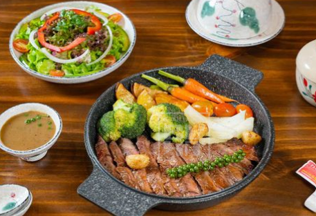 Bò Nướng Tảng Sốt Tiêu Đen 