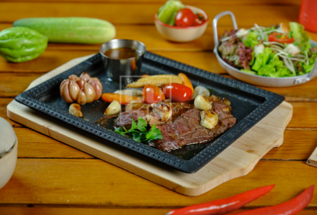  Bò Nướng Tảng Sốt Tiêu Đen 