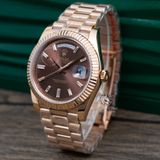 Đồng Hồ Rolex Day-Date 40mm 228235-0003 Rep 1:1 Cao Cấp Vỏ Vàng Hồng Mặt Nâu Cọc Số Đính Đá Baguette Dây Kim Loại