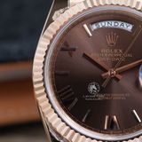 Đồng Hồ Rolex Day-Date 40mm 228235-0002 Rep 1:1 Cao Cấp Vỏ Vàng Hồng Mặt Nâu Chocolate Cọc Số La Mã Dây Kim Loại