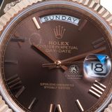 Đồng Hồ Rolex Day-Date 40mm 228235-0002 Rep 1:1 Cao Cấp Vỏ Vàng Hồng Mặt Nâu Chocolate Cọc Số La Mã Dây Kim Loại