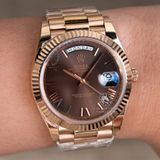 Đồng Hồ Rolex Day-Date 40mm 228235-0002 Rep 1:1 Cao Cấp Vỏ Vàng Hồng Mặt Nâu Chocolate Cọc Số La Mã Dây Kim Loại