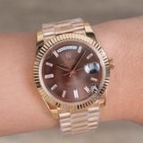 Đồng Hồ Rolex Day-Date 40mm 228235-0003 Rep 1:1 Cao Cấp Vỏ Vàng Hồng Mặt Nâu Cọc Số Đính Đá Baguette Dây Kim Loại