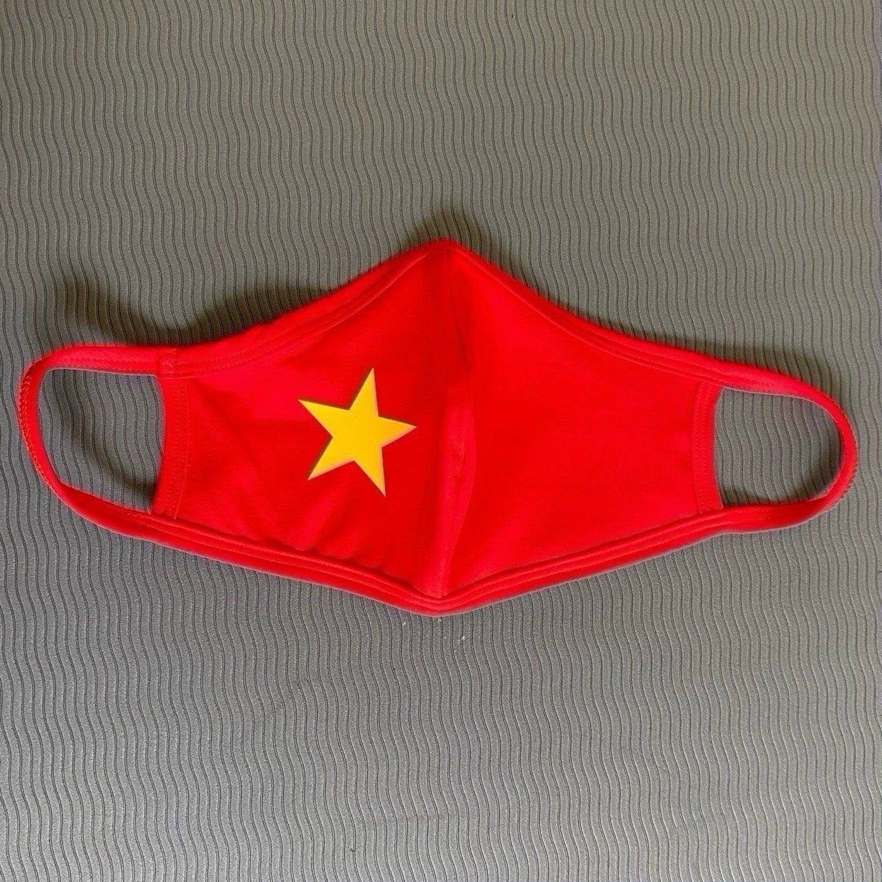  Khẩu trang đỏ sao vàng 