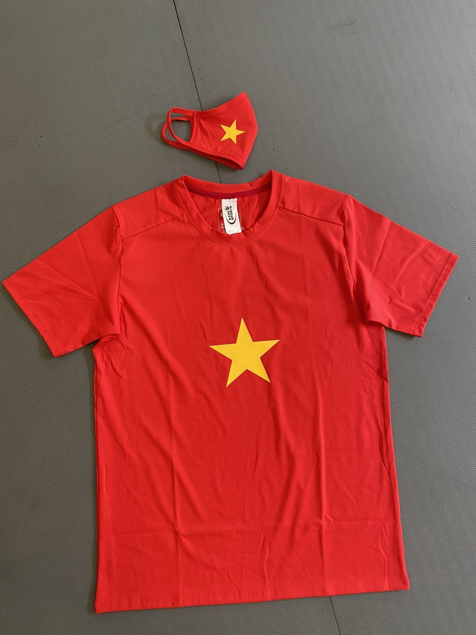  Áo sao vàng Nam 250813 