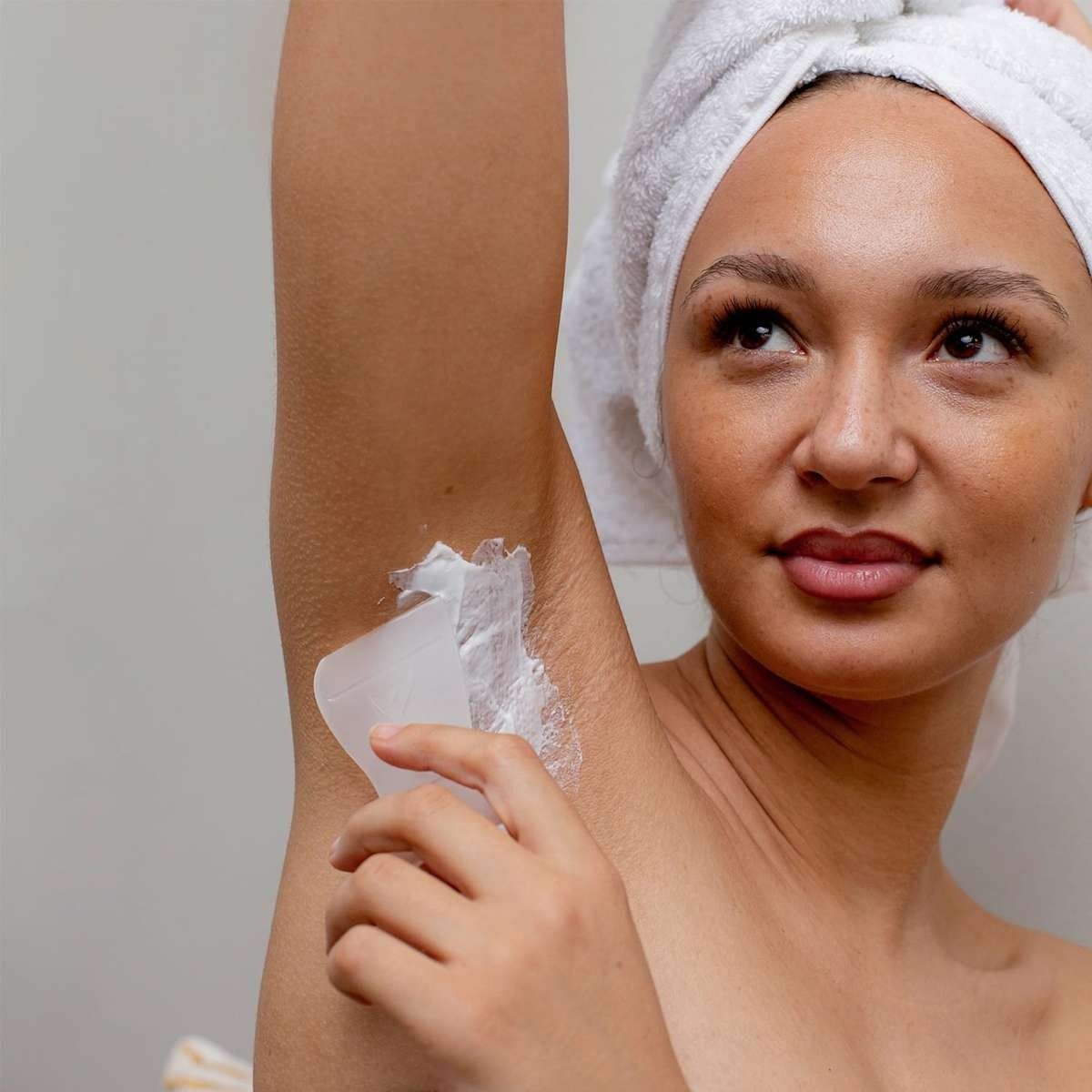  Kem tẩy lông Veet vùng bikini và nách 100ml – Dịu nhẹ cho da nhạy cảm 