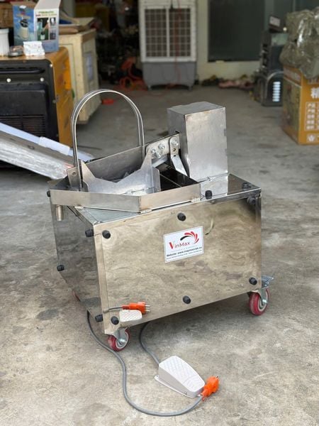 Máy bổ đôi dừa, máy chặt dừa tự động khung inox chạy điện Turbo TBD475