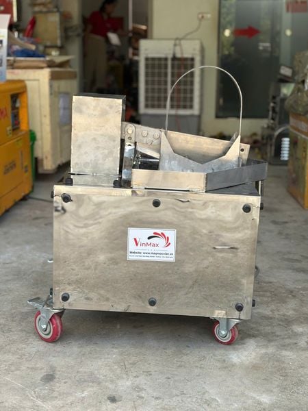 Máy bổ đôi dừa, máy chặt dừa tự động khung inox chạy điện Turbo TBD475