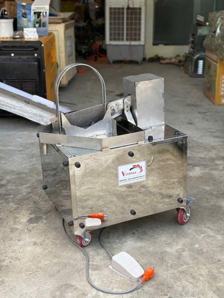 Máy bổ đôi dừa, máy chặt dừa tự động khung inox chạy điện Turbo TBD475