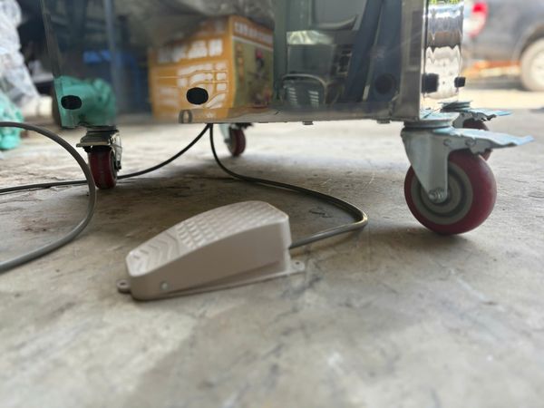 Máy bổ đôi dừa, máy chặt dừa tự động khung inox chạy điện Turbo TBD475