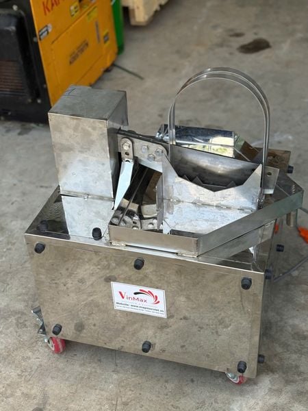Máy bổ đôi dừa, máy chặt dừa tự động khung inox chạy điện Turbo TBD475