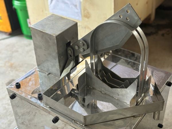 Máy bổ đôi dừa, máy chặt dừa tự động khung inox chạy điện Turbo TBD475