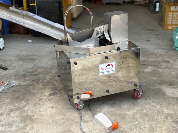 Máy bổ đôi dừa, máy chặt dừa tự động khung inox chạy điện Turbo TBD475