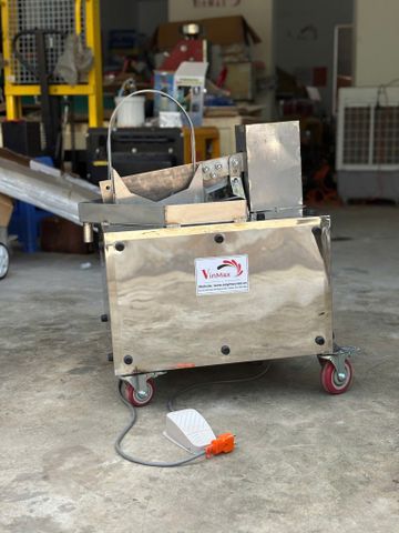 Máy bổ đôi dừa, máy chặt dừa tự động khung inox chạy điện Turbo TBD475