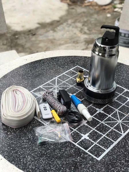 Máy bơm chìm chạy pin thân inox điều khiển từ xa Turbo SZQB12