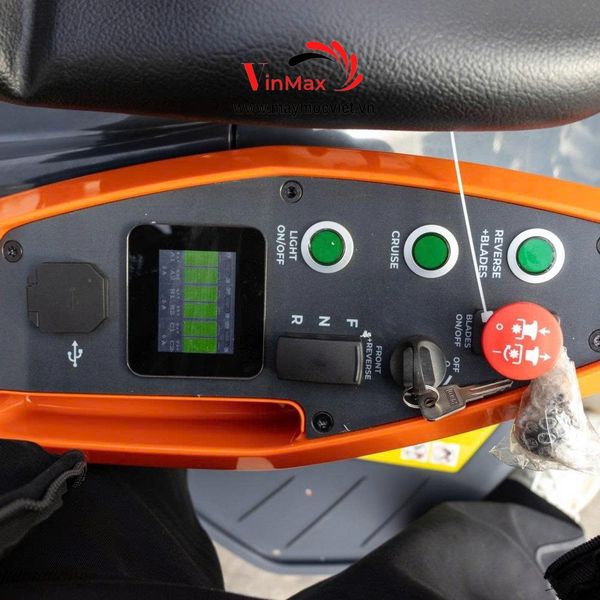 Xe cắt cỏ ngồi lái dùng pin Turbo TBC38