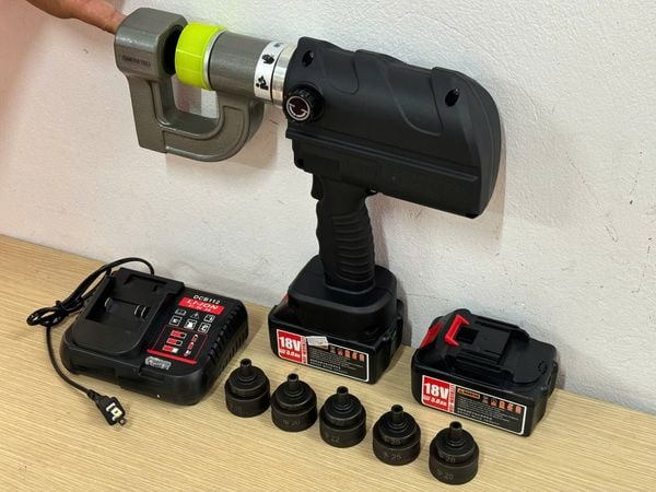 Máy đột lỗ tôn máng cáp dùng pin CM32