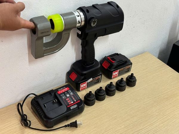 Máy đột lỗ tôn máng cáp dùng pin CM32