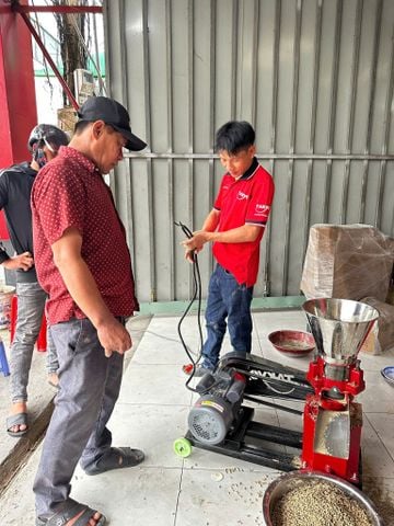 Máy Ép Cám Viên Inox Trục Đứng 3 Lô Takyo TK186