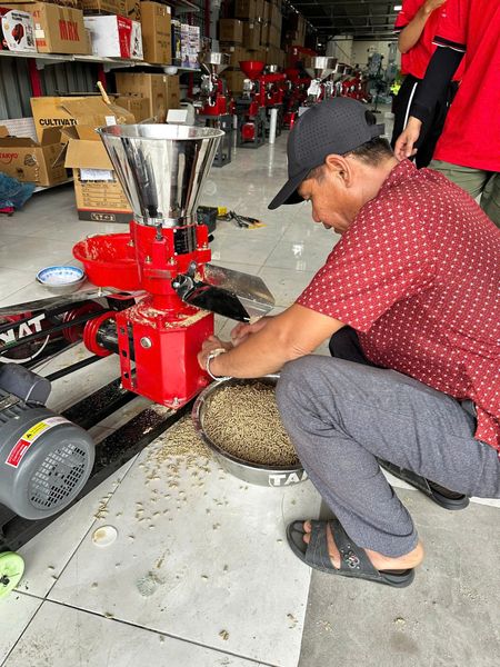 Máy Ép Cám Viên Inox Trục Đứng 3 Lô Takyo TK186