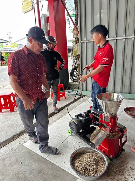 Máy Ép Cám Viên Inox Trục Đứng 3 Lô Takyo TK186