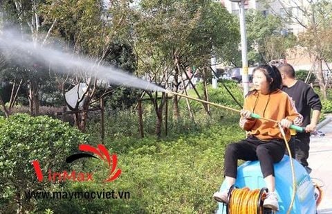 Máy Phun Thuốc Di Động Dùng Pin 300 Lít Turbo TBP132