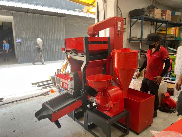 Máy xát gạo Takyo năng suất 800kg/ giờ đầu nổ D24 đề điện gầu tải