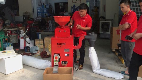 Máy xát gạo lứt, gạo trắng tách trấu, cám Takyo TK250