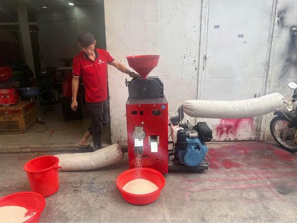 Máy xát gạo lứt, gạo trắng động cơ dầu 10HP Takyo TK250-D