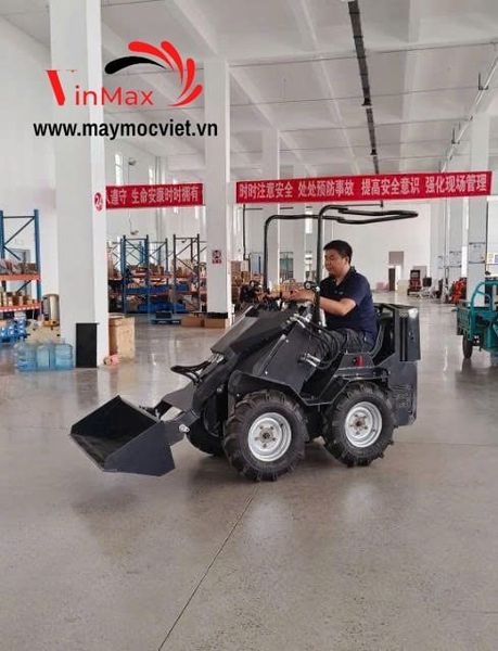 Máy Xúc Lật Mini Ngồi Lái Đa Năng Shoshin S135