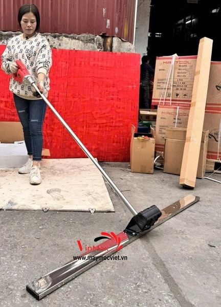 Thước Gạt Bê Tông Cầm Tay Sạc Pin Turbo TTB152