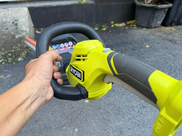 Máy Tỉa Hàng Rào Dùng Pin Ryobi ONE+ 18V – Gọn Nhẹ, Mạnh Mẽ, Hiệu Quả Cao