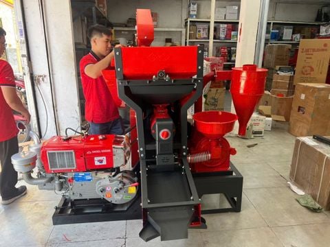 Máy xát gạo Takyo năng suất 800kg/ giờ đầu nổ D24 đề điện gầu tải