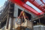  Gầu ngoặm cầu trục 10 tấn múc xỉ tại Hải Dương 