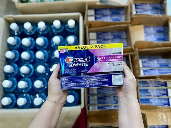 KEM ĐÁNH RĂNG CREST 3D WHITE ADVANCED RADIANT MINT FLUORIDE ANTICAVITY TOOTHPASTE