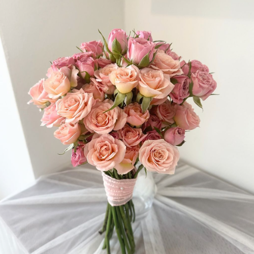  ピンクのバラの花のウェディングブーケ 