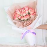  ピンクのバラの花束 