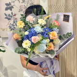  鮮やかな青いアジサイ 