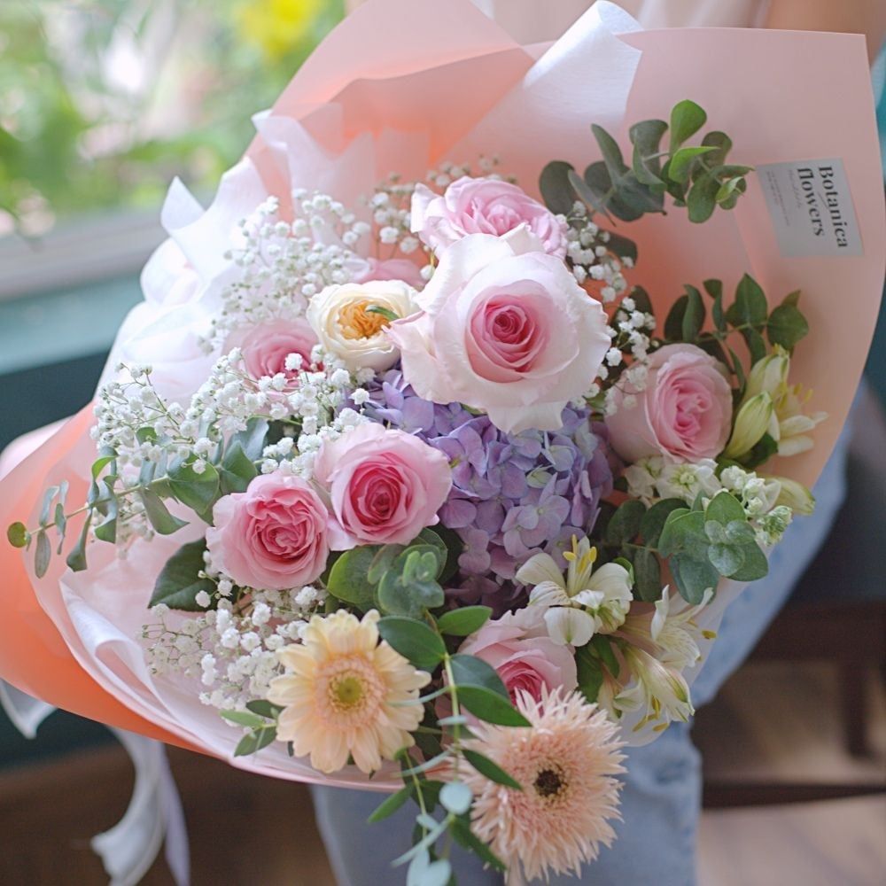  愛らしいベビーピンクのバラの花束 