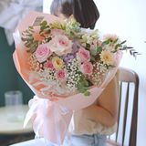  愛らしいベビーピンクのバラの花束 