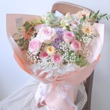  愛らしいベビーピンクのバラの花束 