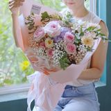  愛らしいベビーピンクのバラの花束 